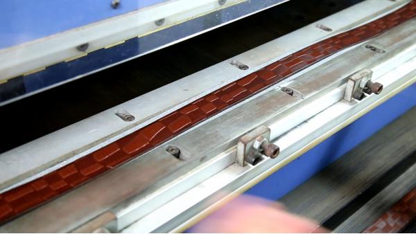 大型エンボス加工機；さまざまなパターンを一度に浮き彫り加工し立体感を形成する