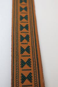 幾何学模様の刺繍ベルト