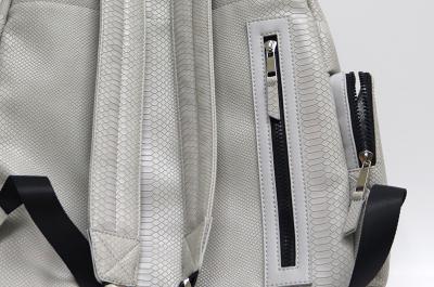 現金や貴重品用のバックジッパーポーチ